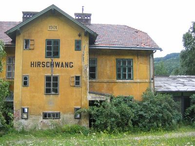 Hirschwang
Das ehemalige Bahnhofsgebäude ist zu diesem Zeitpunkt zwar noch bewohnt, macht aber einen eher tristen Eindruck
Schlüsselwörter: Höllentalbahn , Hirschwang