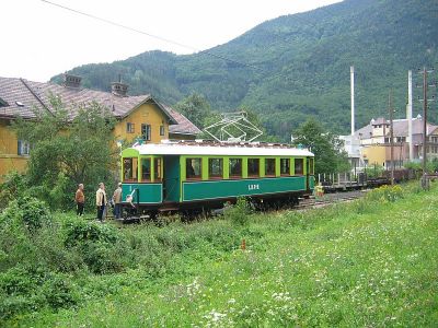 Hirschwang
Tw 1 steht abfahrbereit in der alten Endstation Hirschwang vor dem ehemaligen Bahnhofsgebäude
Schlüsselwörter: Höllentalbahn , Hirschwang