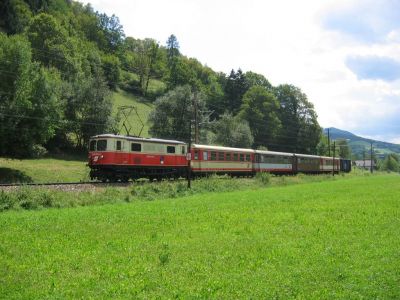 IMG_7117
Die 1099.004 mit dem R 6832 "Mariazeller Land" zwischen Schwarzenbach und Loich am 25.7.2007.
Schlüsselwörter: 1099