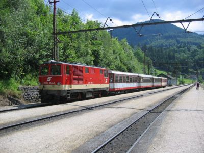 IMG_7136
Die 2095.006 steht am 25.7.2007 mit dem R 6814 im Bahnhof Laubenbachmühle bereit.
Schlüsselwörter: 2095 , Laubenbachmühle