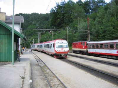 IMG_7140
6090.001 + 4090.003 dreiteilig kreuzt am 25.7.2007 als R 6843 "Bürgeralpe" im Bahnhof Laubenbachmühle die 2095.006 mit R 6814
Schlüsselwörter: 4090 , 6090 , 2095 , Laubenbachmühle