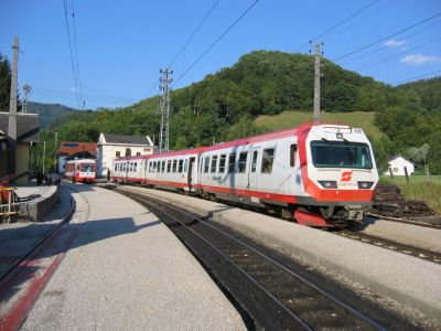 IMG_7259
Der dreiteilige 6090.001 + 4090.003 mit dem R 6838 kreuzt am 25.7.2007 im Bahnhof Kirchberg den 5090.016 mit dem R 6813
Schlüsselwörter: 4090 ,  6090 , 5090 , Kirchberg