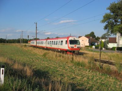 IMG_7264
4090.003 + 6090.001 dreiteilig fährt mit dem R 6838 kurz nach Klangen in der Abendsonne dem Bahnhof Ober Grafendorf entgegen.
Schlüsselwörter: 4090 , 6090 , Klangen