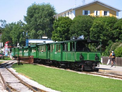 Chiemseebahn
Ein gut besetzter Zug der Chiemseebahn fährt soeben in den Endbahnhof Prien/Stock ein.
Schlüsselwörter: Chiemseebahn, Prien, Stock