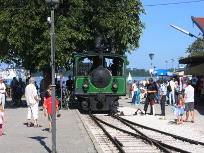 Chiemseebahn
Viel Platz zum See bleibt nicht, wenn die Dampflok in Prien/Stock umsetzt...
Schlüsselwörter: Chiemseebahn, Prien, Stock