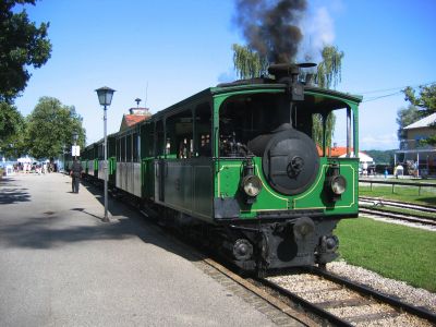 Chiemseebahn
Die Dampflok steht mit einem langen Zug in Prien/Stock zur Abfahrt bereit
Schlüsselwörter: Chiemseebahn, Prien, Stock