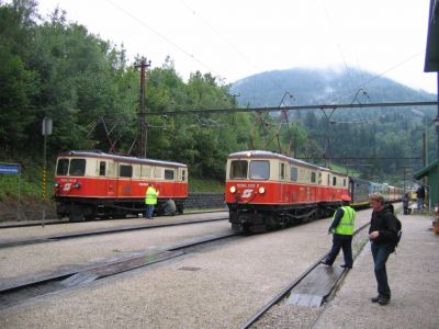 IMG_7882
Die 1099.011 + 1099.004 mit einem Sonderzug anlässlich des Papstbesuches in Mariazell im Bahnhof Laubenbachmühle. Die 1099.010 steht für Notfälle als Reservelok bereit.
Schlüsselwörter: 1099 , Laubenbachmühle