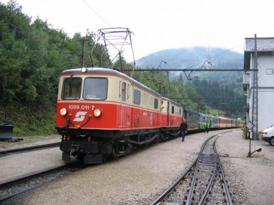 IMG_7883
Die 1099.011 + 1099.004 mit einem Sonderzug anlässlich des Papstbesuches in Mariazell im Bahnhof Laubenbachmühle.
Schlüsselwörter: 1099 , Laubenbachmühle