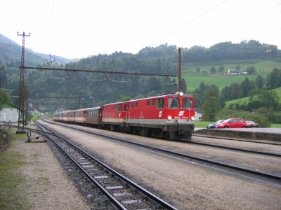 IMG_7890
Die 2095.011 und eine weitere 2095er durchfahren ohne Halt mit einem Sonderzug anlässlich des Papstbesuches in Mariazell den Bahnhof Laubenbachmühle.
Schlüsselwörter: 2095 , Laubenbachmühle