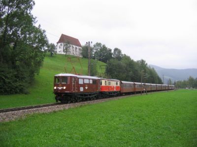 IMG_7904
1099.013 + 1099.001 mit einem Sonderzug anlässlich des Papstbesuches in Mariazell zwischen Kirchberg und Tradigist.
Schlüsselwörter: 1099