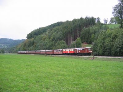 IMG_7905
1099.013 + 1099.001 mit einem Sonderzug anlässlich des Papstbesuches in Mariazell zwischen Mainburg und Hofstetten.
Schlüsselwörter: 1099