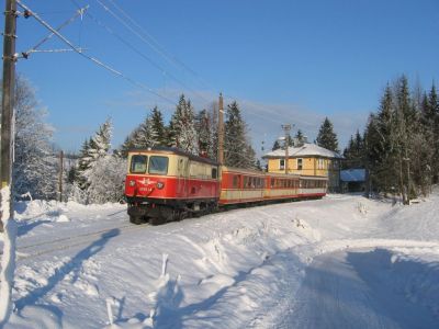 IMG_8237
1099.014 mit R 6835 "Ötscherland" am 27.12.2007 in Winterbach.
Schlüsselwörter: 1099 , Winterbach