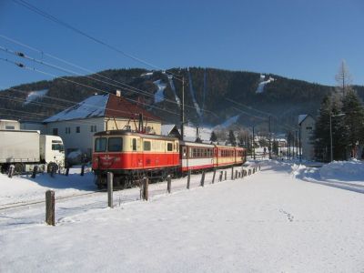 IMG_8282
1099.014 hat sich soeben mit dem R 6832 "Mariazeller Land" auf den Weg nach St. Pölten gemacht. Im Hintergrund die Bürgeralpe.
Schlüsselwörter: 1099 , Mariazell