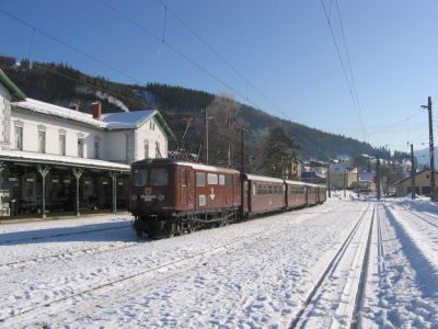 IMG_8289
Die 1099.013 mit der "Ötscherbär"-Garnitur hat sich für den R 6822 (Kurzzug nach Gösing) in Mariazell bereit gemacht.
Schlüsselwörter: 1099 , Mariazell