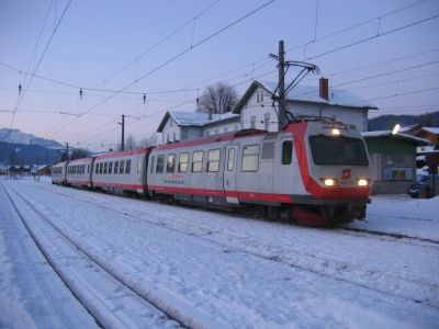 IMG_8359
Der vierteilige 4090.002 + 4090.001 ist soeben mit 20 Minuten Verspätung mit dem R 6843 "Bürgeralpe" in Mariazell angekommen.
Schlüsselwörter: 4090 , 6090 , Mariazell