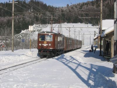 IMG_8392
1099.013 mit REX 6837 "Ötscherbär" am 28.12.2007 in Annaberg.
Schlüsselwörter: 1099 , Ötscherbär