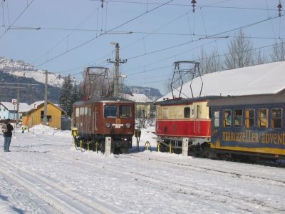 IMG_8409
Die 1099.013 ist mit dem REX 6837 "Ötscherbär" an einem strahlenden Wintertag in Mariazell angekommen und umfährt die Garnitur, um sich für den R 6822 (Kurzzug nach Gösing) bereit zu machen. Daneben steht die 1099.002 mit dem R 6832 "Mariazeller Land" zur Abfahrt bereit.
Schlüsselwörter: 1099 , Mariazell