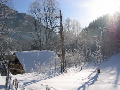 IMG_8434
Die eingestellte Strecke von Mariazell nach Gußwerk hat noch immer ihre Reize. An einem traumhaften Wintertag habe ich die Strecke bei Sigmundsberg aufgenommen. Bis auf die Gleise ist noch alles vorhanden - Pfeifpflöcke, Schneeräumsignale, Oberleitung...
Schlüsselwörter: Mariazell - Gußwerk