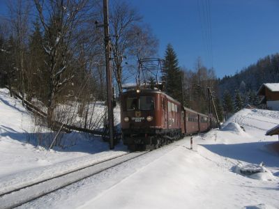 IMG_6468
Die 1099.013 führt am 28.12.2007 mit der "Ötscherbär"-Garnitur den Kurzzug R 6822 von Mariazell nach Gösing. Leider war kein einziger Fahrgast im Zug. Ich habe die Garnitur kurz nach der Brücke über die Bundesstraße in Mitterbach auf dem Weg nach Erlaufklause im Bild festgehalten.
Schlüsselwörter: 1099 , Mitterbach