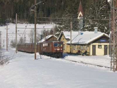 IMG_8484
Die 1099.013 führte mit der "Ötscherbär"-Garnitur am 28.12.2007 den Kurzzug von Mariazell nach Gösing und zurück. 4 Wagen für insgesamt 2 Fahrgäste waren dabei reichlich bemessen. R 6823 in Annaberg.
Schlüsselwörter: 1099 , Annaberg