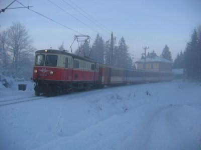 IMG_8498
Nebelige Abendstimmung in Winterbach. Die 1099.014 fährt in klirrender Kälte mit dem R 6843 "Bürgeralpe" Richtung Mariazell.
Schlüsselwörter: 1099 , Winterbach