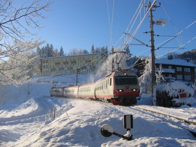 IMG_8518
4090.001 + 4090.002 mit R 6830 "Bürgeralpe" bei Winterbach. Der Bügel streift den Raureif von der Oberleitung.
Schlüsselwörter: 4090 , Winterbach