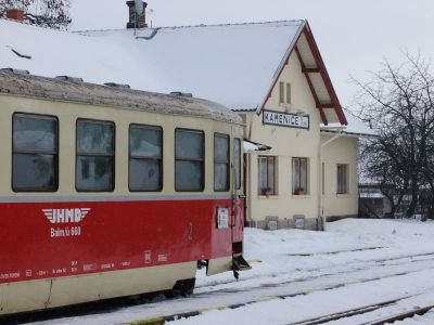 Kamenice nad Lipou
Winterstimmung im Bahnhof Kamenice nad Lipou. Zug 208 wartet die Kreuzung mit dem Gegenzug ab.
Schlüsselwörter: JHMD, Kamenice nad Lipou