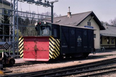 Klima-Schneepflug
Der Klimaschneepflug 98.502 war damals noch betriebsbereit.
Scan vom Dia

Schlüsselwörter: Mariazellerbahn , Talstrecke , Alpenbahnhof , Klimaschneepflug
