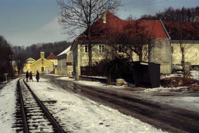 Letten
Am letzten Betriebstag der Steyrtalbahn warten noch Fahrgäste in der Haltestelle Letten auf den nächsten Zug
Scan vom Dia
Schlüsselwörter: Steyrtalbahn , Letten