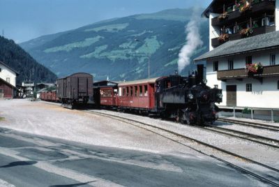 Lok 3
Lok 3 verlässt mit Zug 35 Zell am Ziller.

Scan vom Dia
Schlüsselwörter: 3 , Zillertalbahn