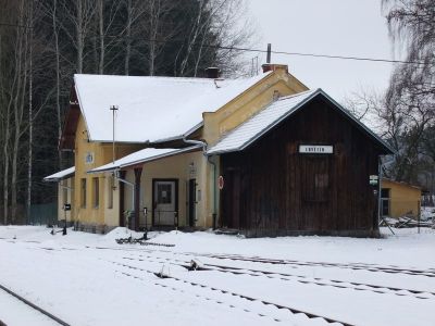 Lovětín
Das Bahnhofsgebäude von Lovětín harrt noch auf seine Renovierung...
Schlüsselwörter: JHMD, Lovětín