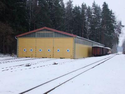 Wagenhalle
Im Bahnhof Lovětín befindet sich eine größere, 3-gleisige Wagenhalle
Schlüsselwörter: JHMD, Lovětín