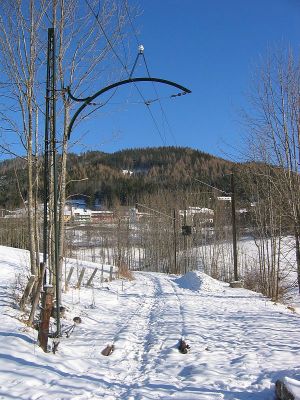 Museumstramway
Beim ehemaligen Vorsignal des Bahnhofes Mariazell liegen unter dem Schnee bereits Normalspurgleise. Auch die alte Oberleitung wurde teilweise bereits auf Straßenbahnfahrleitungsmasten umgehängt.
Schlüsselwörter: Mariazellerbahn , Mariazell , Gußwerk