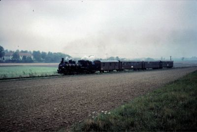 Mh 6
Die Mh 6 ist bei regnerischem Wetter und ungünstigen Lichtverhältnissen mit einem Sonderzug zwischen Bischofstetten und Teufelsdorf unterwegs.

Noch hat die Lok keinen Kobelrauchfang.

Scan vom Dia
Schlüsselwörter: Mh , 399 , 06 , Mariazellerbahn , Krumpe