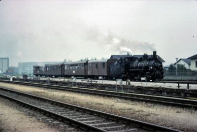 Mh 6
Die Mh 6 mit einem Sonderzug im Bahnhof Wieselburg. Noch hat die Lok keinen Kobelrauchfang.

Scan vom Dia
Schlüsselwörter: Mh , 399 , 06 , Mariazellerbahn , Krumpe , Wieselburg