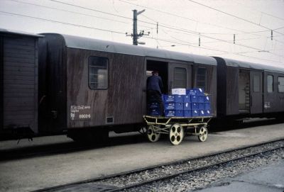 Milchkurswagen
1988 wurde mit dem R 6807 noch der Milchkurswagen befördert.

Scan vom Dia
Schlüsselwörter: Mariazellerbahn , Talstrecke , Obergrafendorf , Milchkurswagen