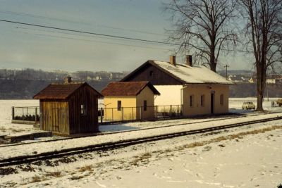 Neuzeug
Am letzten Betriebstag der Steyrtalbahn sieht das Bahnhofsgebäude von Neuzeug etwas traurig aus ...
Scan vom Dia
Schlüsselwörter: Steyrtalbahn , Neuzeug