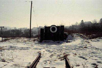 Prellbock in Neuzeug
Am letzten Betriebstag der Steyrtalbahn stimmt das Foto des Prellbockes in Neuzeug wehmütig.
Scan vom Dia
Schlüsselwörter: Steyrtalbahn , Neuzeug