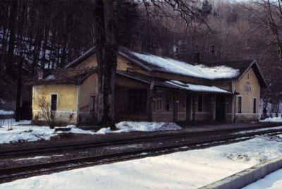 Pergern
Eine Woche vor der Einstellung präsentiert sich das Bahnhofsgebäude von Pergern in einem beklagenswerten Zustand - Lokalbahnidylle pur.
Scan vom Dia
Schlüsselwörter: Steyrtalbahn , Pergern