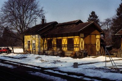 Lokschuppen Pergern
Eine Woche vor der Einstellung präsentiert sich der ehemalige Lokschuppen in Pergern in schönstem Sonnenlicht.
Scan vom Dia
Schlüsselwörter: Steyrtalbahn , Pergern