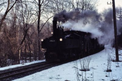 298.25
Die 298.25 erreicht eine Woche vor der Einstellung in Kürze mit dem R 3667 den Bahnhof Pergern.
Scan vom Dia
Schlüsselwörter: 298 , 25 , Steyrtalbahn