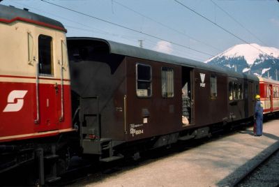 Postwagen
Als auf der Mariazellerbahn noch Bahnpost befördert wurde ...

Der Postwagen F 8501 ist soeben mit dem R 6803 in Mariazell angekommen.
Scan vom Dia
Schlüsselwörter: Mariazellerbahn , Bergstrecke , Mariazell , Postwagen , Bahnpost