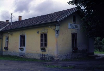 Straßburg
Im Jahr 1980 strahlte das Bahnhofsgebäude noch Lokalbahnatmosphäre aus...
Schlüsselwörter: Gurktalbahn , Straßburg