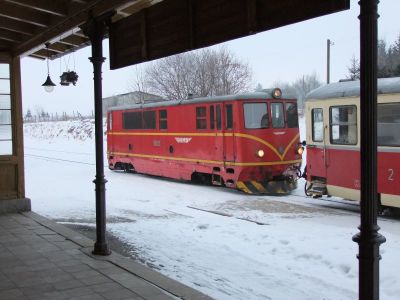 Nová Bystřice
Gleich ist der Umsetz-Vorgang in Nová Bystřice abgeschlossen. Die T47.011 hat den einzigen Personenwagen umfahren. In Kürze geht es als Zg 248 wieder zurück nach Jindřichův Hradec.
Schlüsselwörter: JHMD, T47, T47.011, Nová Bystřice