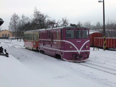 Kamenice nad Lipou
Die T 47.019 wartet mit Zug 208 auf die Kreuzung mit dem Gegenzug im Bahnhof Kamenice nad Lipou
Schlüsselwörter: JHMD, T 47, T47.019, Kamenice nad Lipou