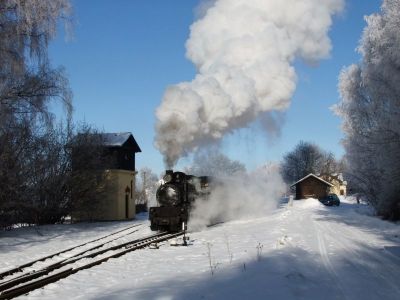 Winterdampf
U 46.101 mit einem Sonderzug bei der Ausfahrt aus Kunžak-Lomy
Schlüsselwörter: JHMD, Kunžak-Lomy, U46.101