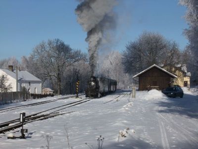 Winterdampf
U 46.101 mit einem Sonderzug bei der Abfahrt aus Kunžak-Lomy am 30.12.2010
Schlüsselwörter: JHMD, U46.101, Kunžak-Lomy