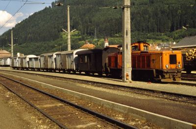 Unzmarkt
Ein Güterzug steht 1981 in Unzmarkt zur Abfahrt bereit.
Scan vom Dia
Schlüsselwörter: Unzmarkt , Vl , Murtalbahn