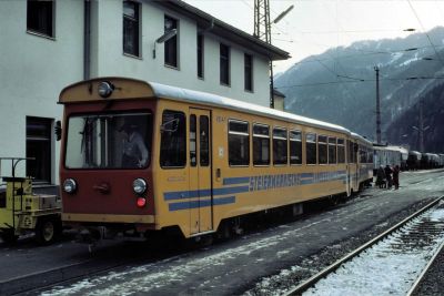 VS 41 + VT 32
Noch im alten Farbschema: VS 41 - VT 32 bei der Wende von UT 18 uf UT 19 im Bahnhof Unzmarkt.
Scan vom Dia
Schlüsselwörter: VS , 41 , VT , 32 , Murtalbahn , Unzmarkt