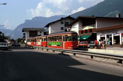 VT 1
VT 1 bei der Ortsdurchfahrt von Zell am Ziller.
Scan vom Dia
Schlüsselwörter: VT , 1 , Zillertalbahn